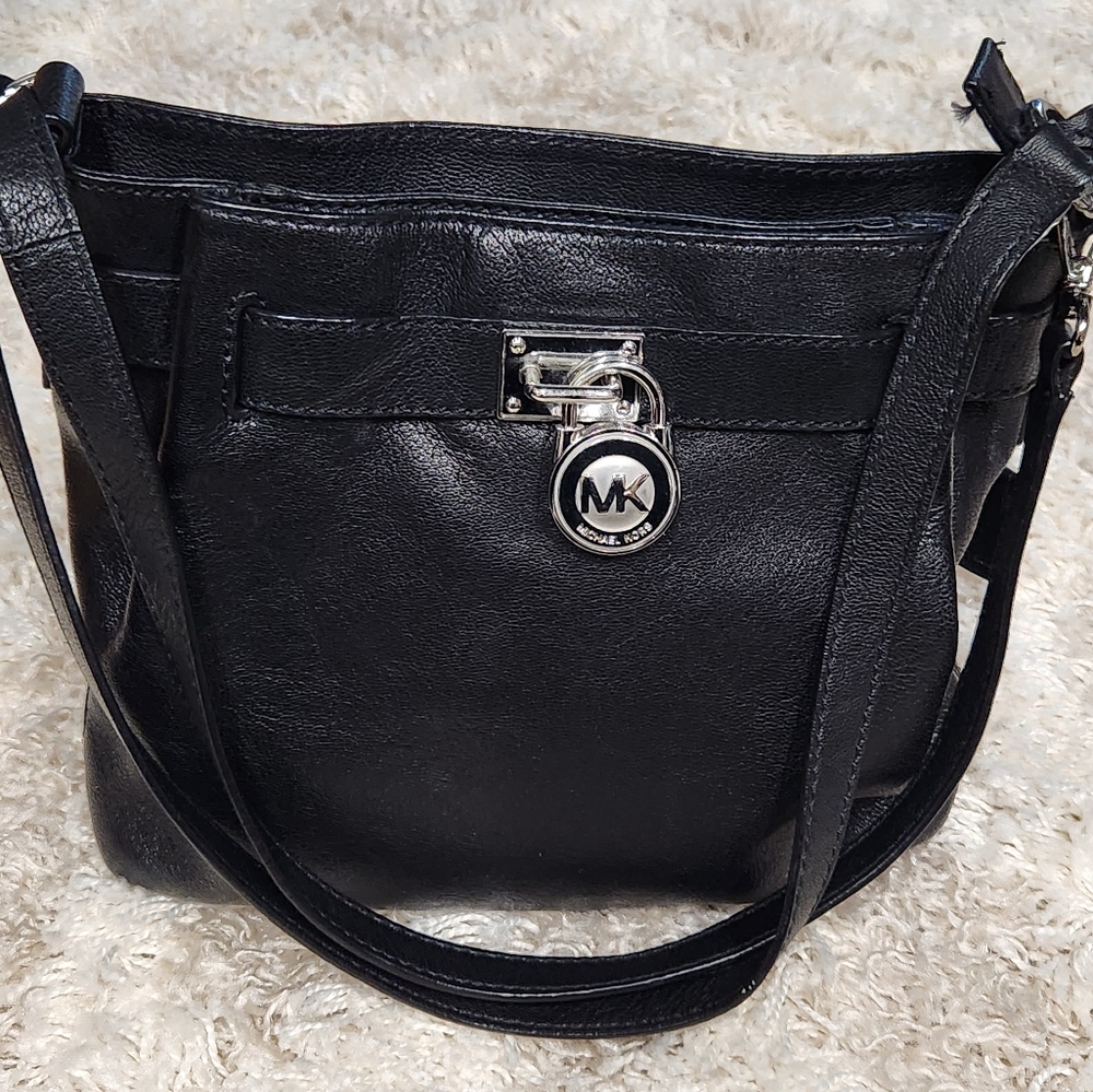 Michael Kors Traveler Zip Top Black Leather Crossbody Bag EUC